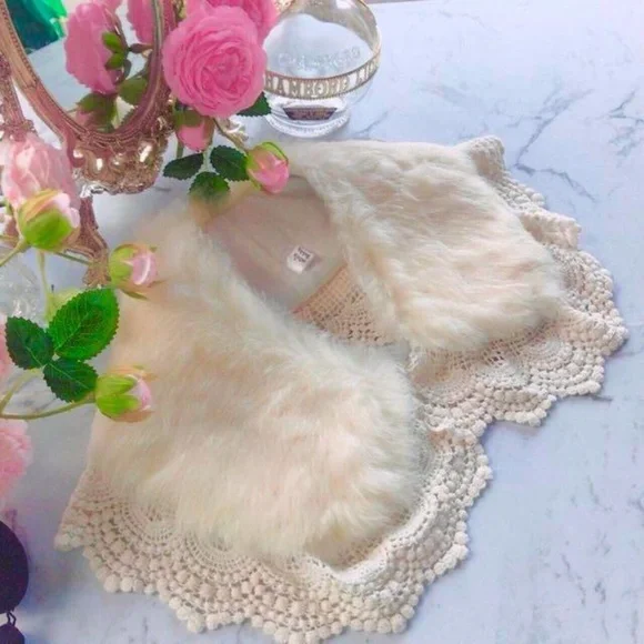 Genuine rabbit fur collar muffler cape in ivory - Picture 3 of 4